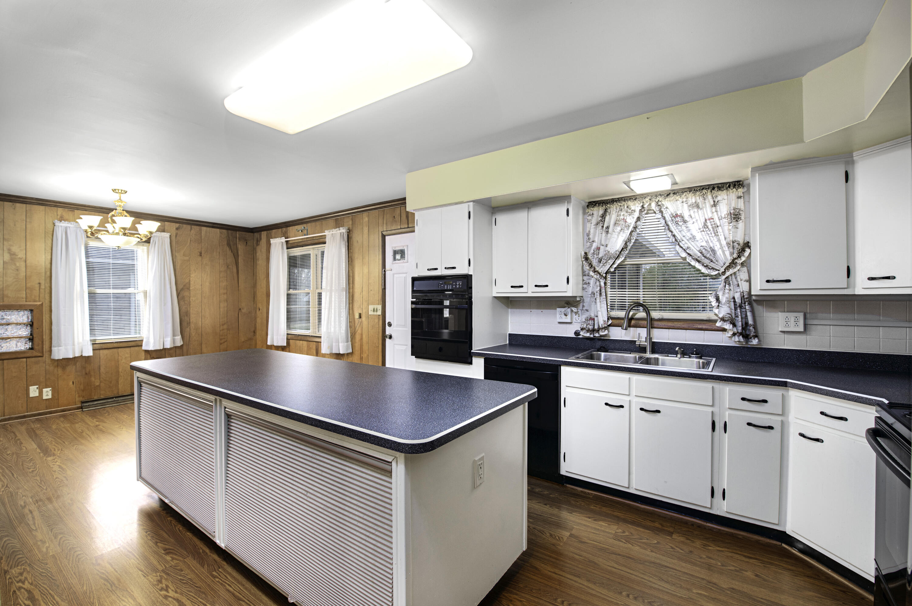 548 Dover Road Lexington, KY 40505 - Photo 5 of 19 Spacious kitchen