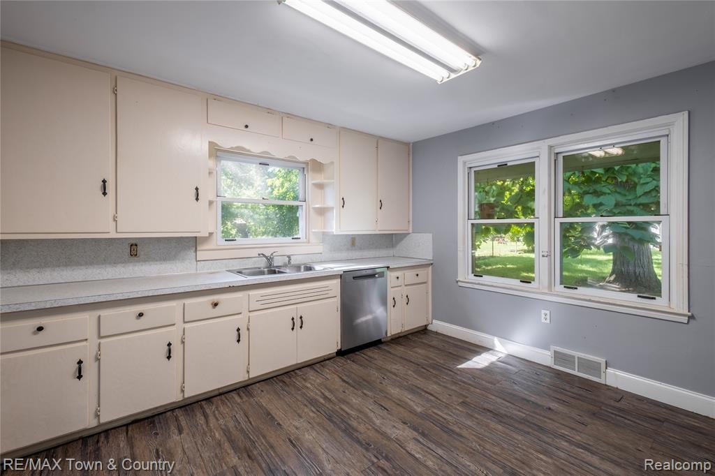 300 South Elms Road Flushing, MI 48433 - Photo 4 of 26 Gallery Image 4
