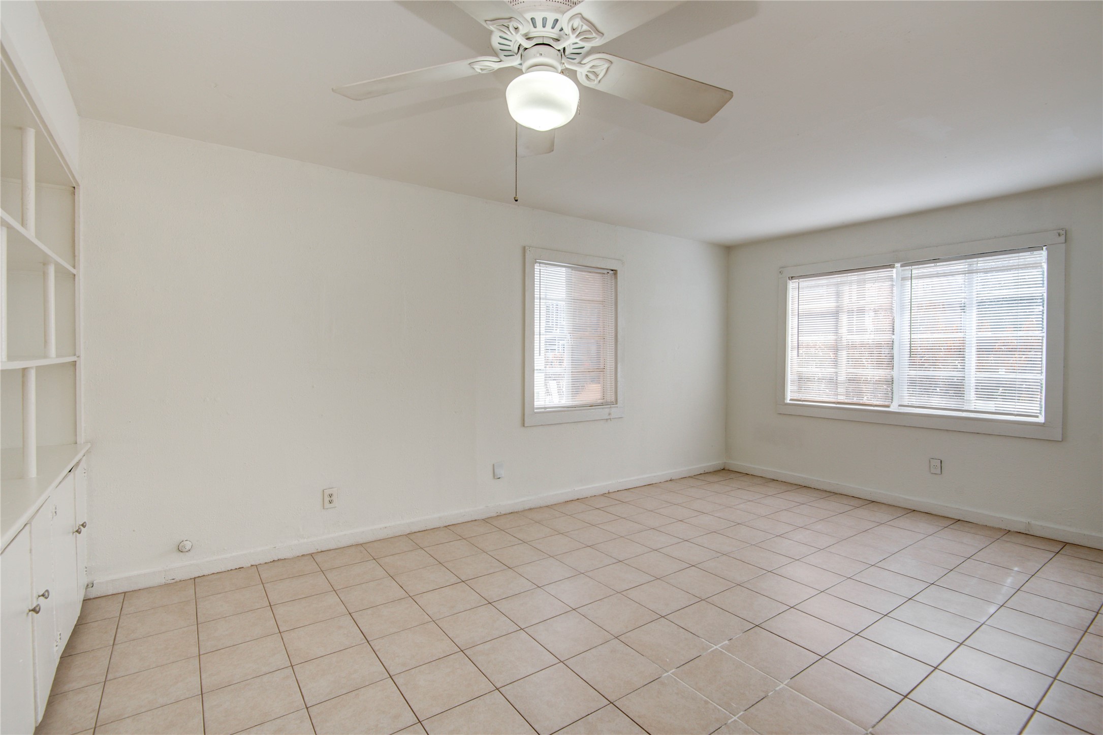 1828 West Main Street, Unit 1 Houston, TX 77098 - Photo 9 of 20 an empty room with windows and fan