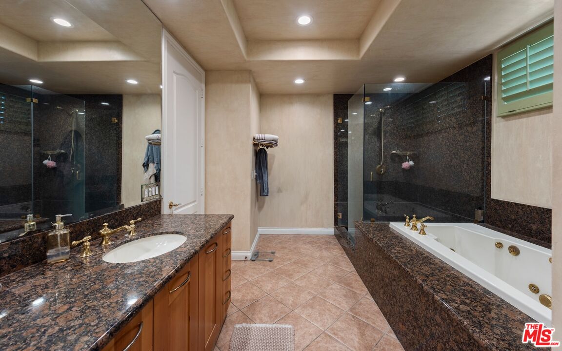 130 Channel Pointe Mall Marina del Rey, CA 90292 - Photo 16 of 35