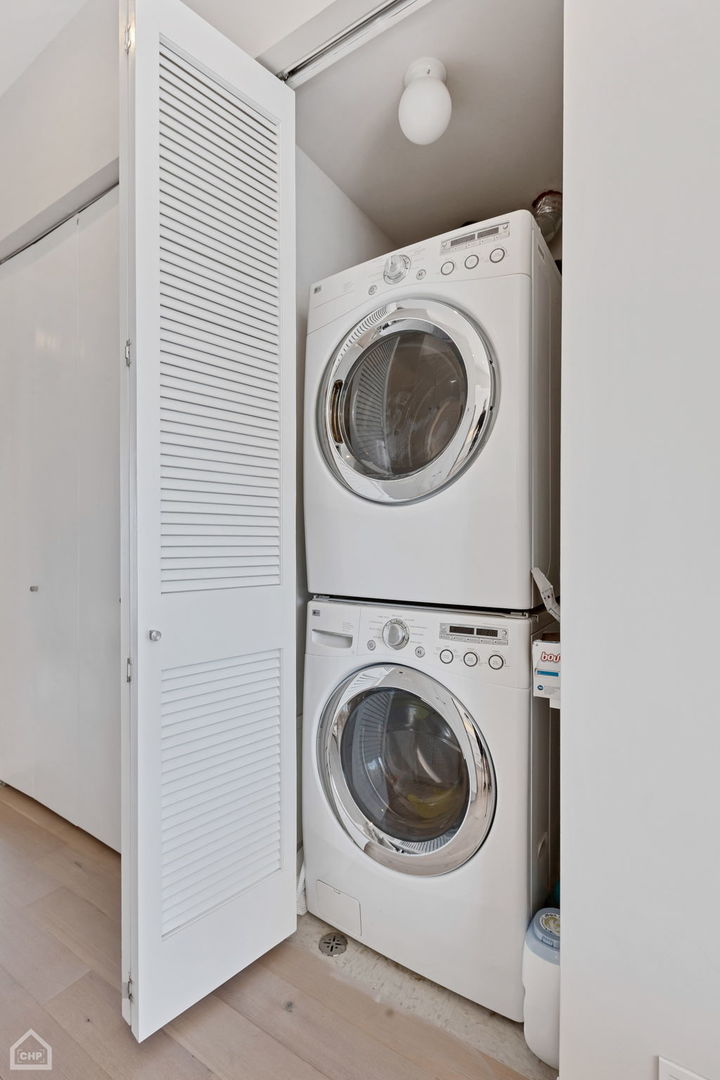 155 North Aberdeen Street, Unit 304 Chicago, IL 60607 - Photo 18 of 33 a utility room with dryer and washer