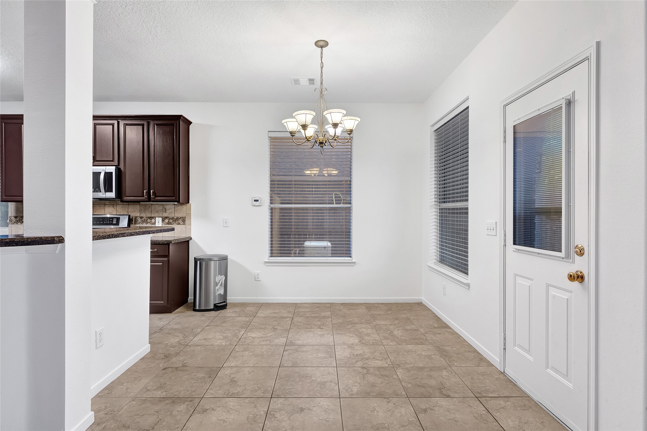9606 Summer Run Houston, TX 77064 - Photo 12 of 41 Bright breakfast area with easy kitchen access perfect for casual dining and morning routines.