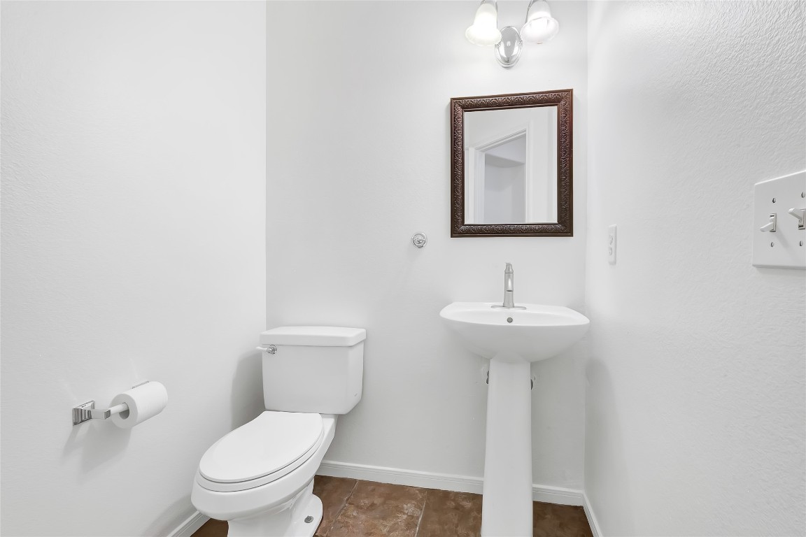 9606 Summer Run Houston, TX 77064 - Photo 22 of 41 Hall bath with clean finishes and convenient access for guests and secondary bedrooms.