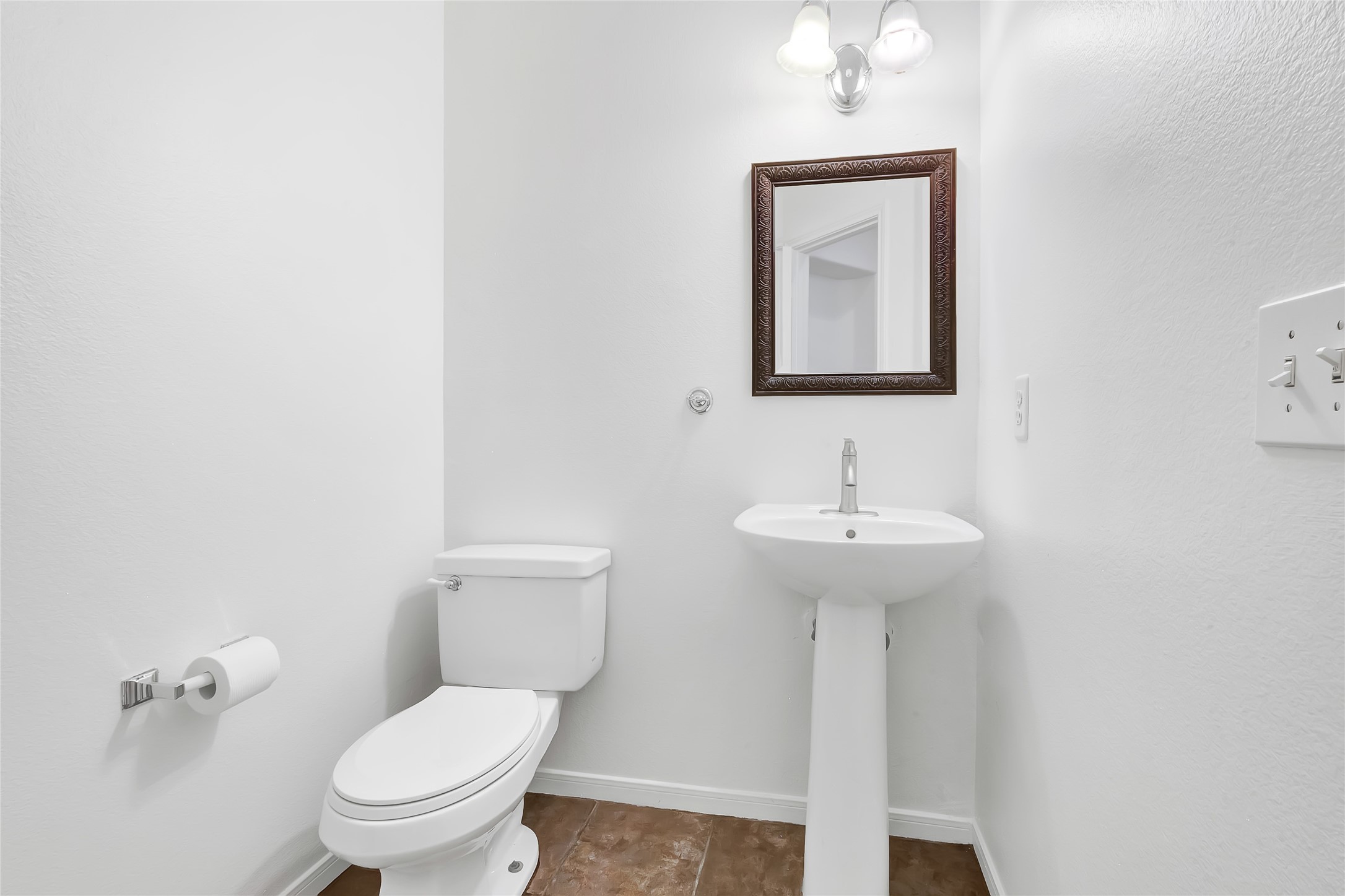 9606 Summer Run Houston, TX 77064 - Photo 25 of 41 Hall bath with clean finishes and convenient access for guests and secondary bedrooms.