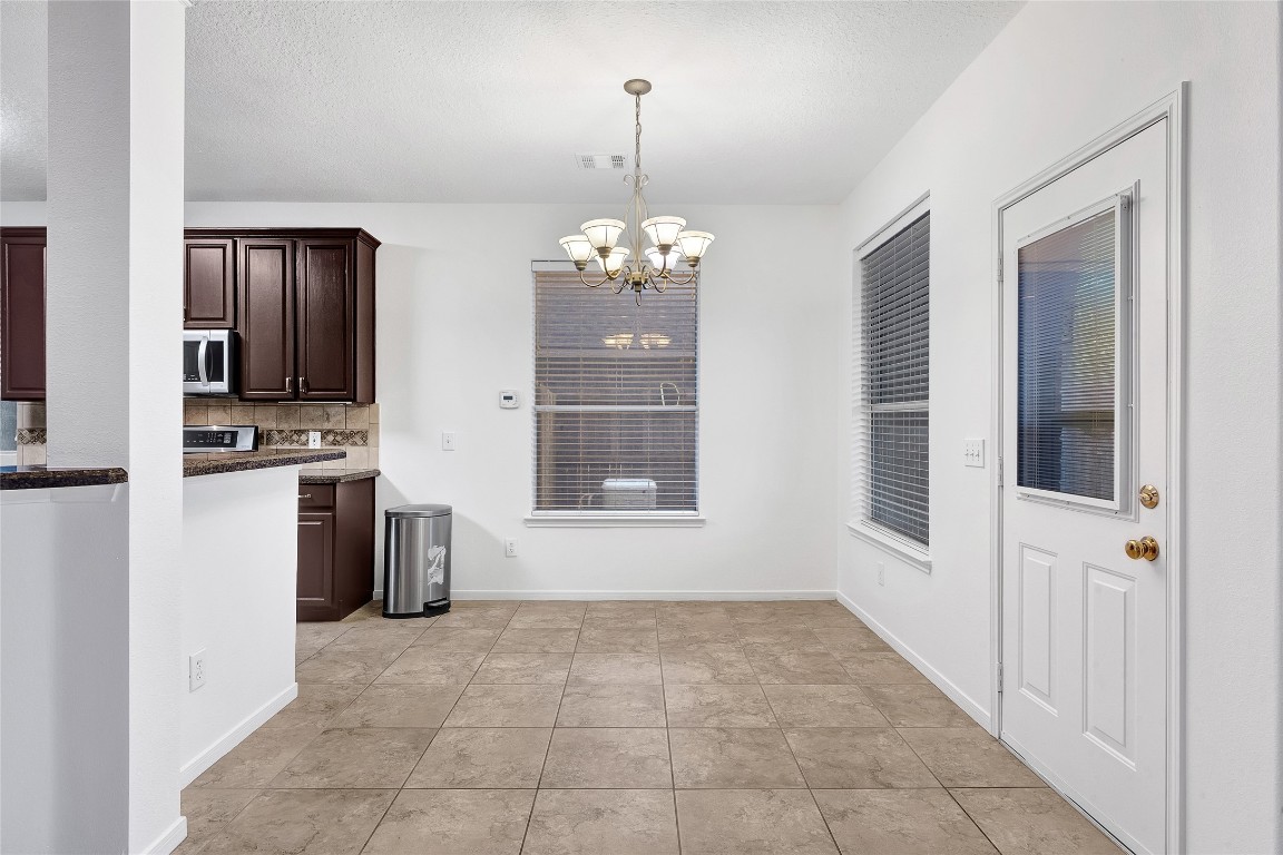 9606 Summer Run Houston, TX 77064 - Photo 10 of 41 Bright breakfast area with easy kitchen access perfect for casual dining and morning routines.