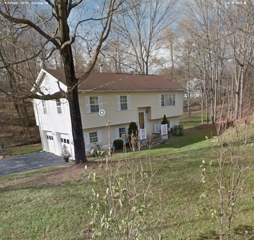 a view of a house with backyard