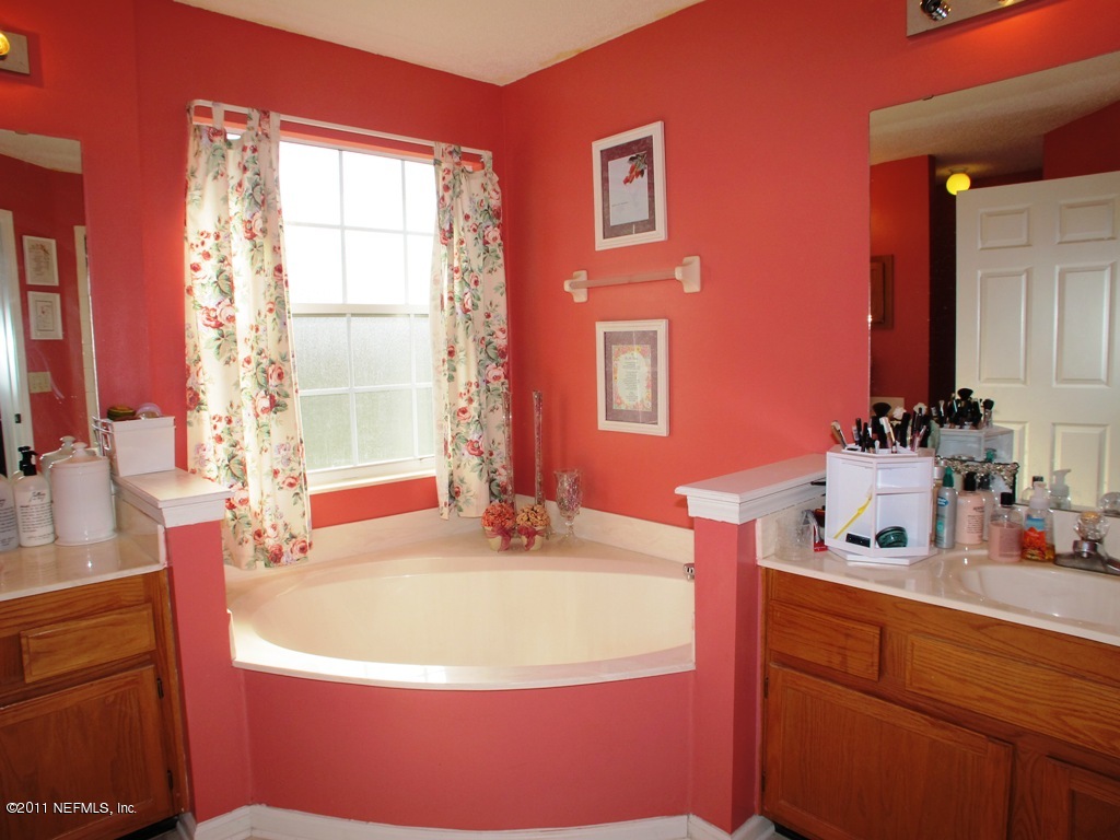 11337 Hartland Road Jacksonville, FL 32218 - Photo 15 of 25 Master Garden Tub