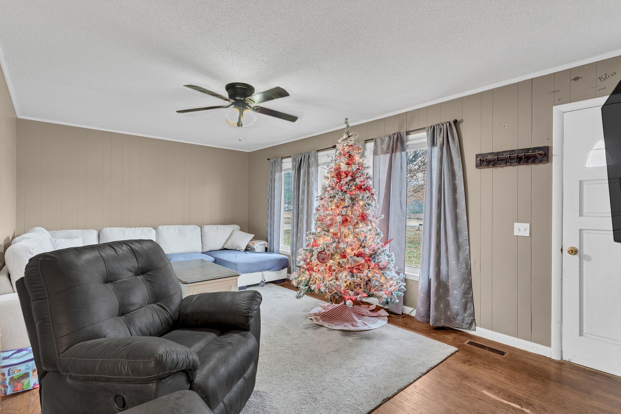 60 Main Street Ethridge, TN 38456 - Photo 6 of 25 a living room with furniture and a chandelier