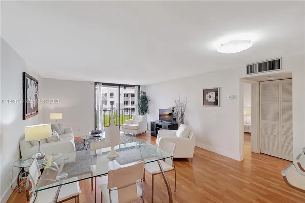 $3,000 | 2625 Collins Avenue, Unit 418, Miami Beach, FL 33140