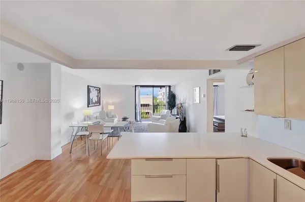 $3,000 | 2625 Collins Avenue, Unit 418, Miami Beach, FL 33140