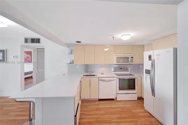 $3,000 | 2625 Collins Avenue, Unit 418, Miami Beach, FL 33140