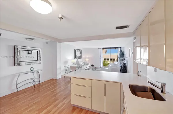 $3,000 | 2625 Collins Avenue, Unit 418, Miami Beach, FL 33140