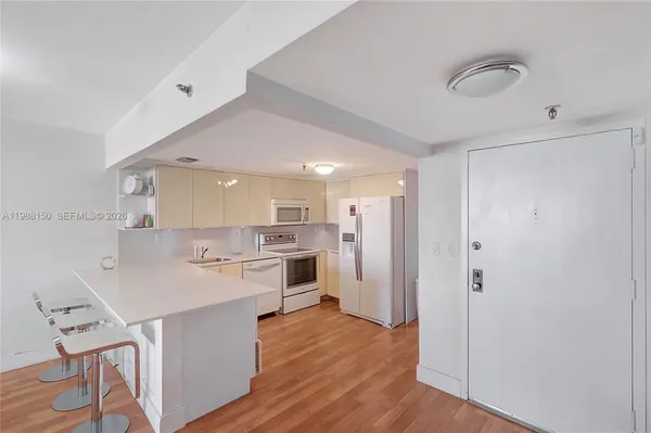 $3,000 | 2625 Collins Avenue, Unit 418, Miami Beach, FL 33140