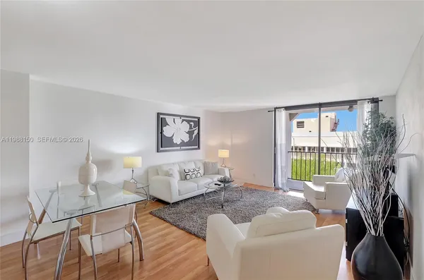 $3,000 | 2625 Collins Avenue, Unit 418, Miami Beach, FL 33140
