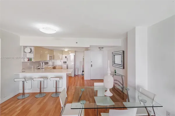 $3,000 | 2625 Collins Avenue, Unit 418, Miami Beach, FL 33140