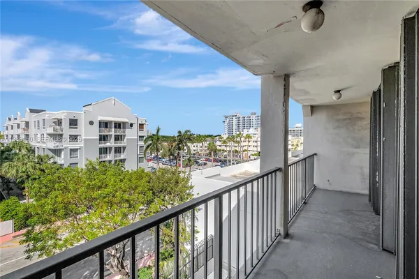 $3,000 | 2625 Collins Avenue, Unit 418, Miami Beach, FL 33140