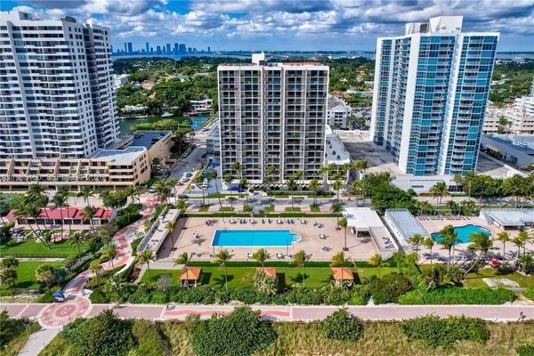 $3,000 | 2625 Collins Avenue, Unit 418, Miami Beach, FL 33140