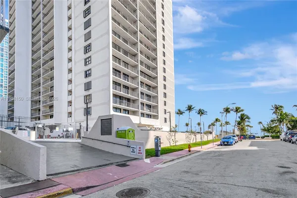 $3,000 | 2625 Collins Avenue, Unit 418, Miami Beach, FL 33140