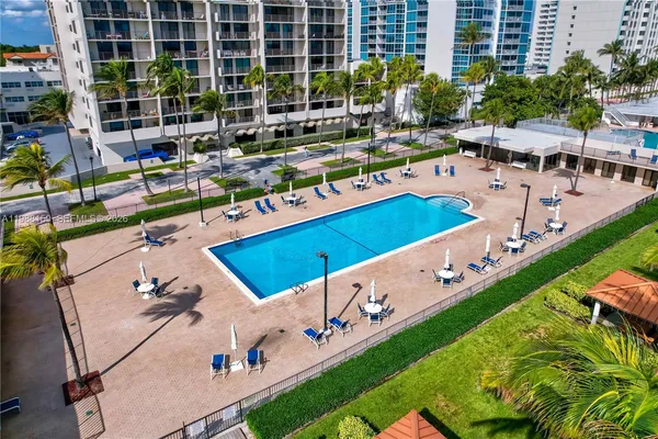 $3,000 | 2625 Collins Avenue, Unit 418, Miami Beach, FL 33140