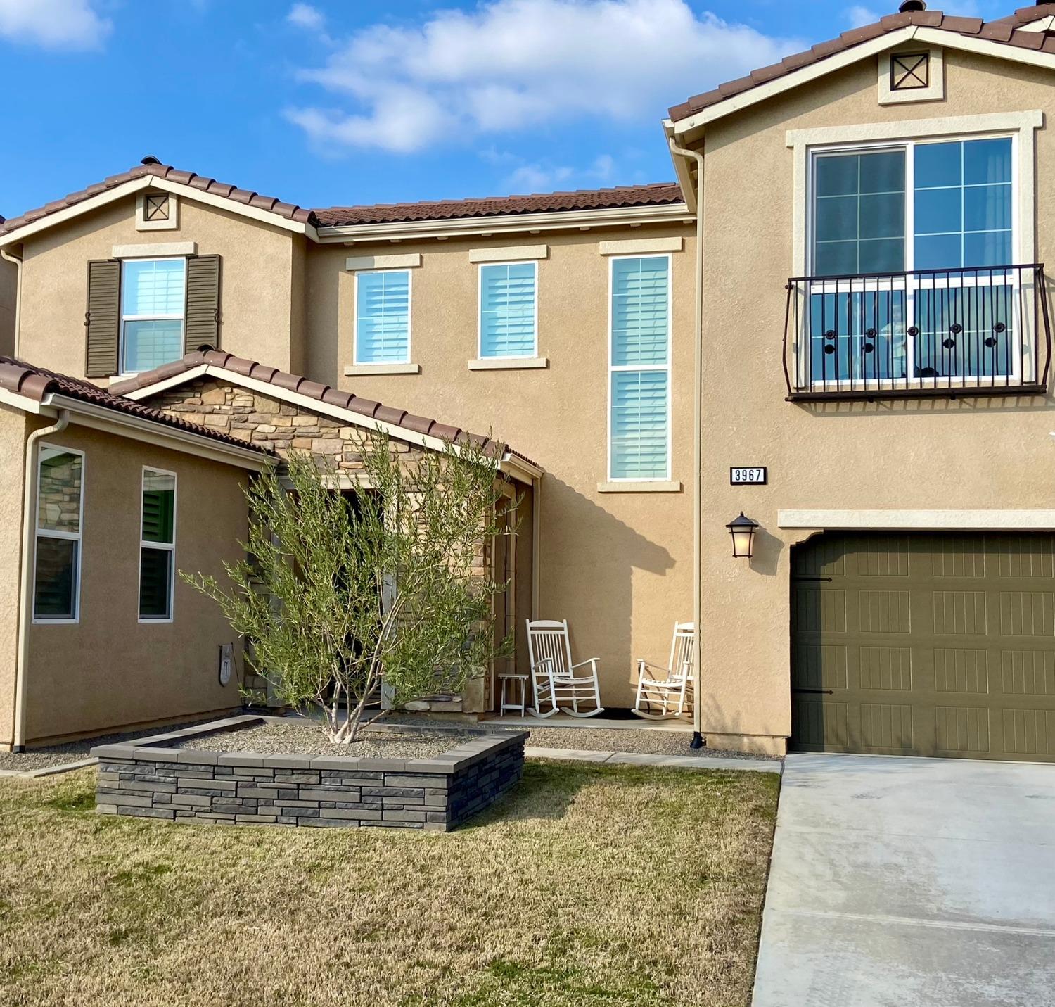 3967 Lincoln Avenue Clovis, CA 93611 - Photo 3 of 70 a front view of a house with garden