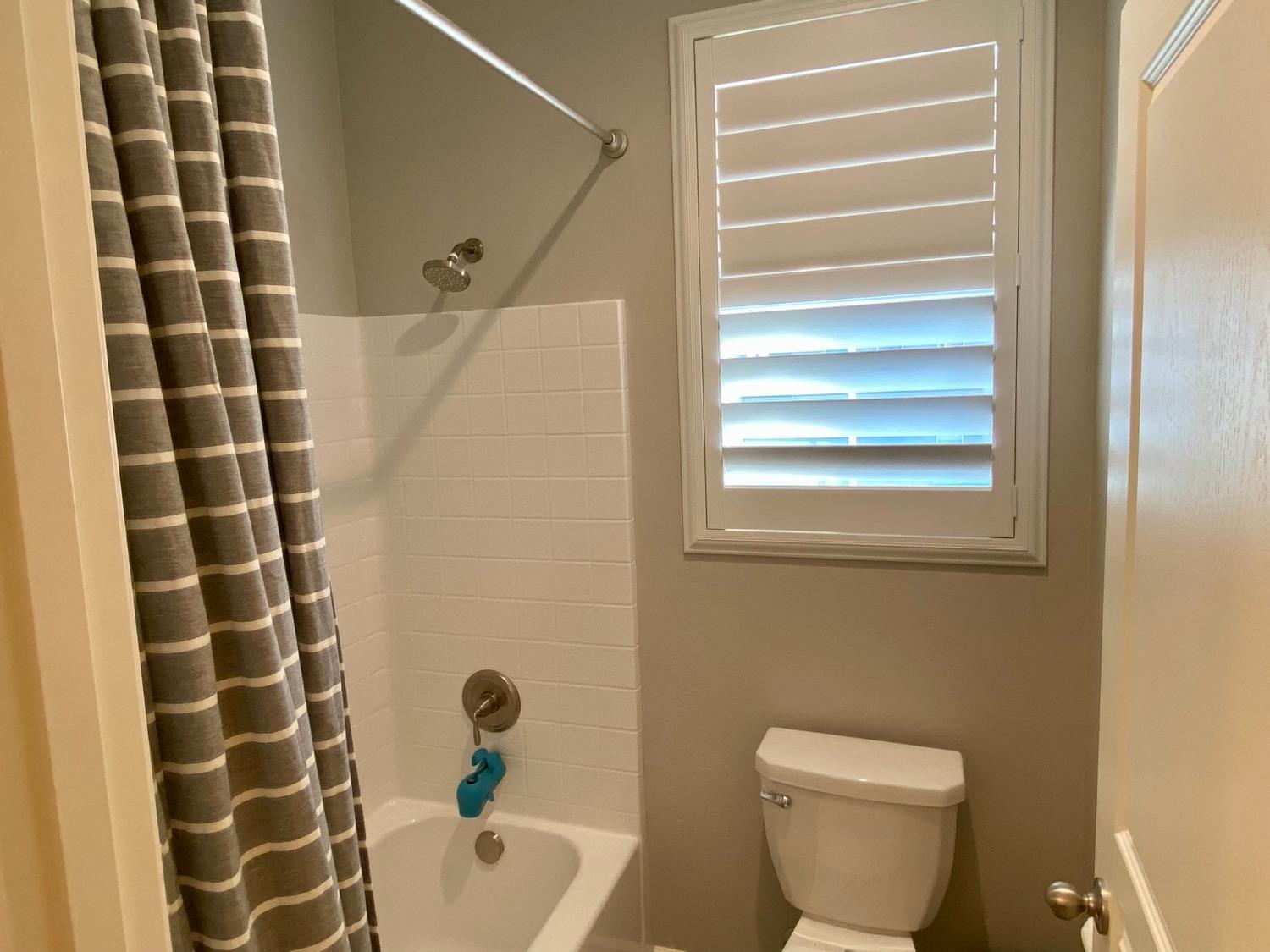 3967 Lincoln Avenue Clovis, CA 93611 - Photo 50 of 70 a bathroom with a toilet and shower