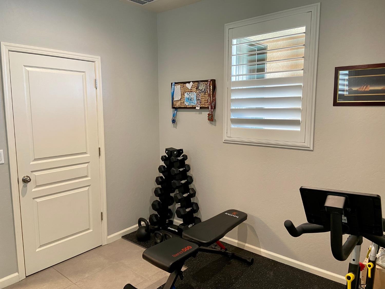 3967 Lincoln Avenue Clovis, CA 93611 - Photo 55 of 70 a room with furniture and a window