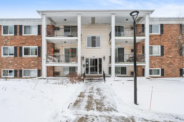 $70,000 | 806 West Michigan Avenue, Unit 304W, Jackson, MI 49202
