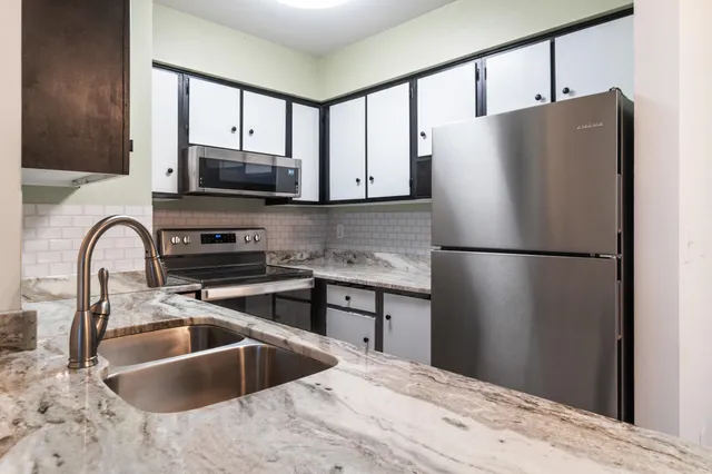 $70,000 | 806 West Michigan Avenue, Unit 304W, Jackson, MI 49202