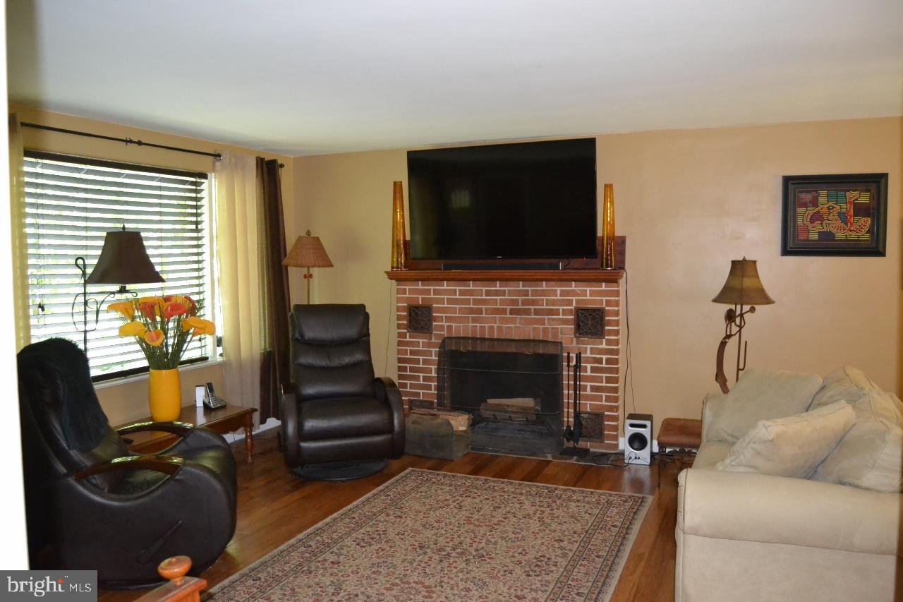 127 Captain Wolfe Road Barto, PA 19504 - Photo 31 of 41 Living room