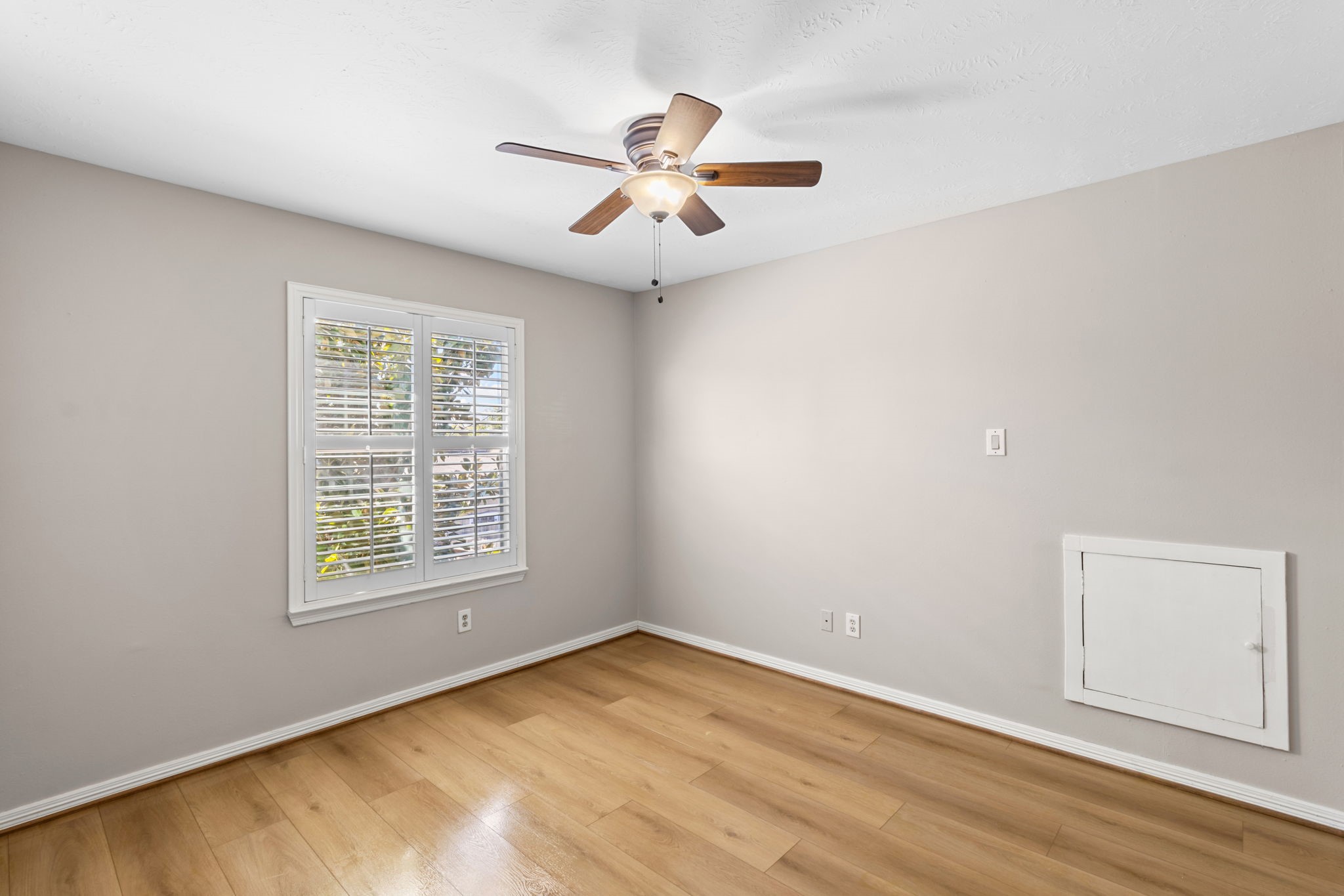 3506 Garrow Street Houston, TX 77003 - Photo 25 of 32 an empty room with windows and fan