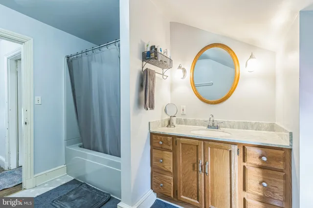 a view of a house with backyard