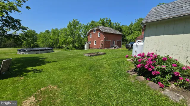 a view of yard with green space
