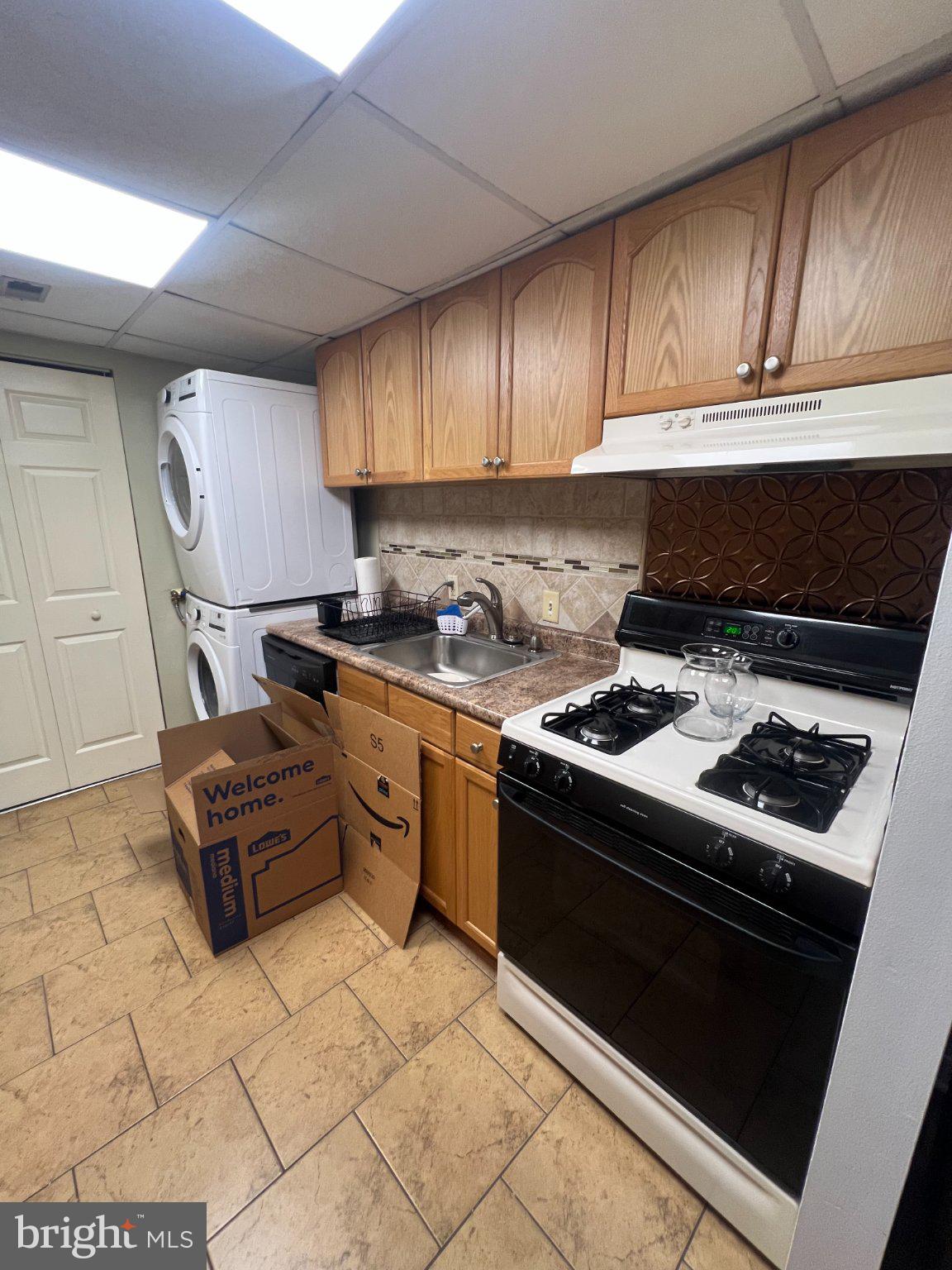 2904 State Hill Road, Unit F9 Reading, PA 19610 - Photo 12 of 30 Cozy kitchen with modern appliances.