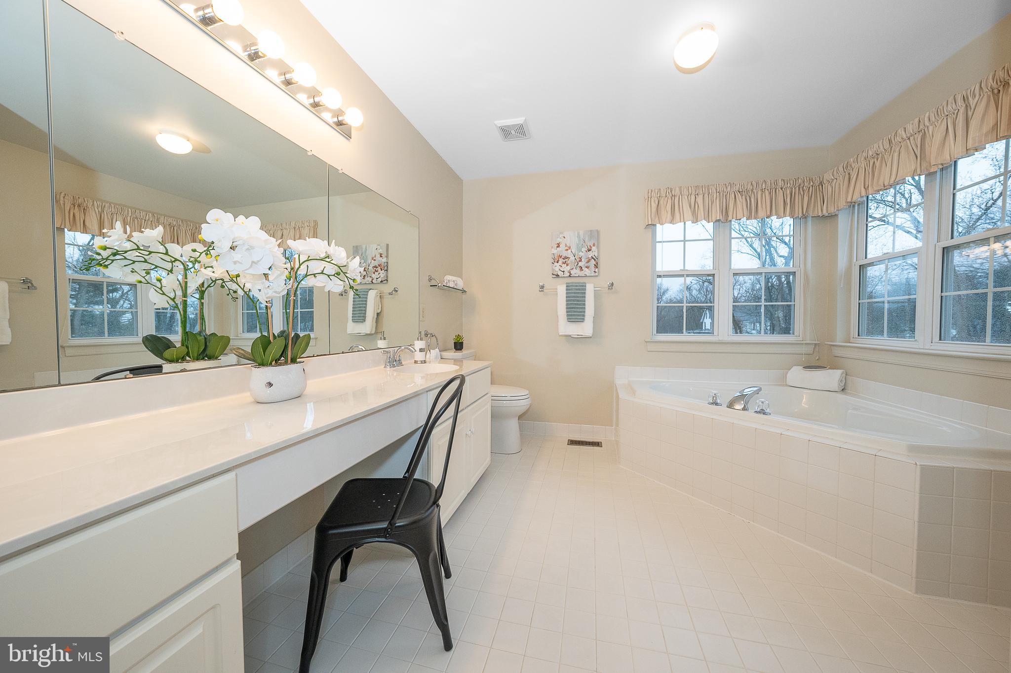 824 Waverly Road Kennett Square, PA 19348 - Photo 25 of 42 a kitchen with a table and chairs