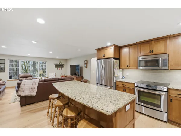 $995,000 | 39692 Lacomb Drive, Lebanon, OR 97355