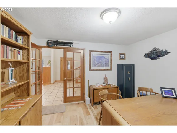 $995,000 | 39692 Lacomb Drive, Lebanon, OR 97355