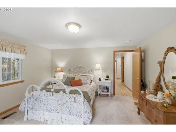 $995,000 | 39692 Lacomb Drive, Lebanon, OR 97355