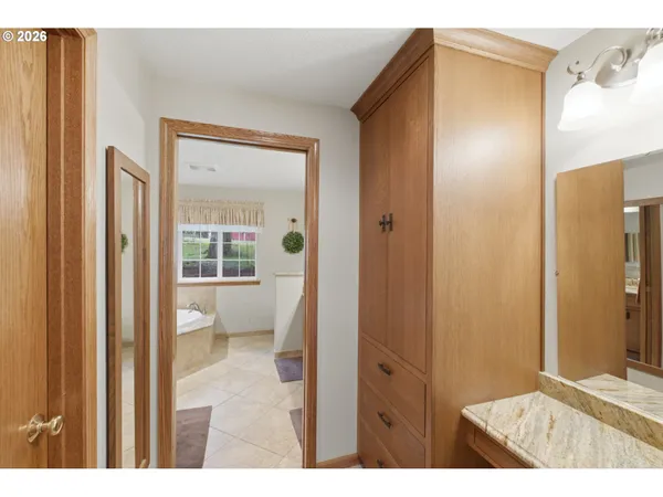 $995,000 | 39692 Lacomb Drive, Lebanon, OR 97355