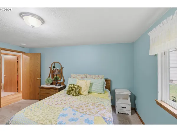 $995,000 | 39692 Lacomb Drive, Lebanon, OR 97355