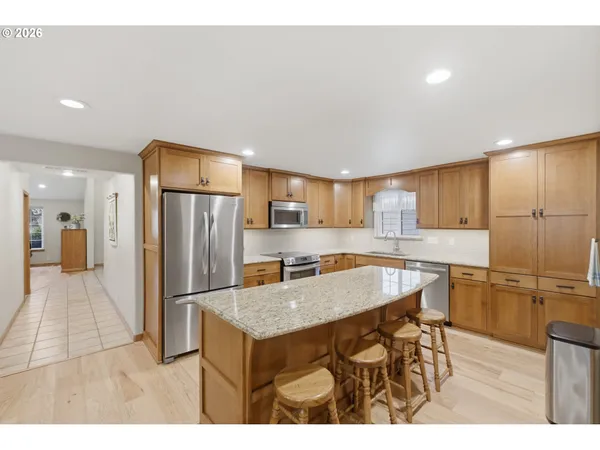 $995,000 | 39692 Lacomb Drive, Lebanon, OR 97355