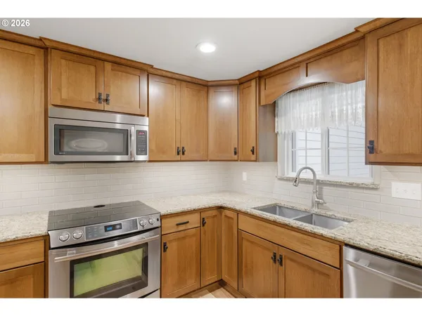 $995,000 | 39692 Lacomb Drive, Lebanon, OR 97355