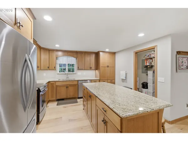 $995,000 | 39692 Lacomb Drive, Lebanon, OR 97355