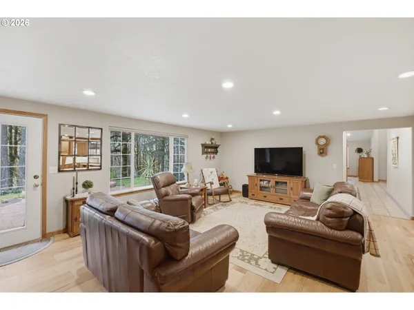 $995,000 | 39692 Lacomb Drive, Lebanon, OR 97355