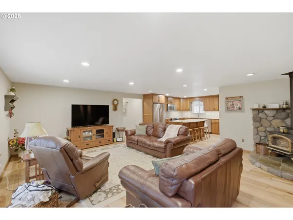 $995,000 | 39692 Lacomb Drive, Lebanon, OR 97355