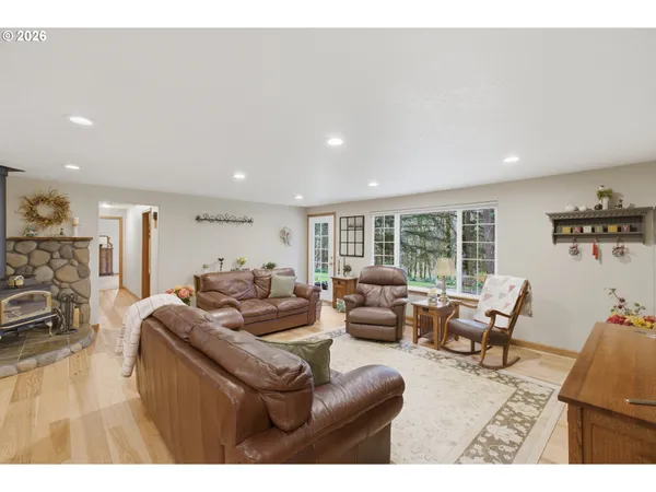 $995,000 | 39692 Lacomb Drive, Lebanon, OR 97355