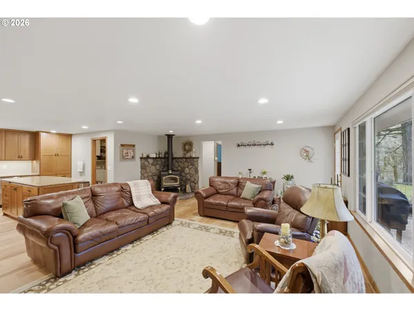 $995,000 | 39692 Lacomb Drive, Lebanon, OR 97355