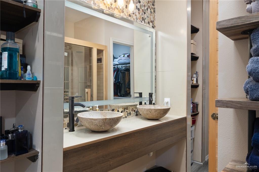 417 Sycamore Avenue McAllen, TX 78501 - Photo 13 of 34