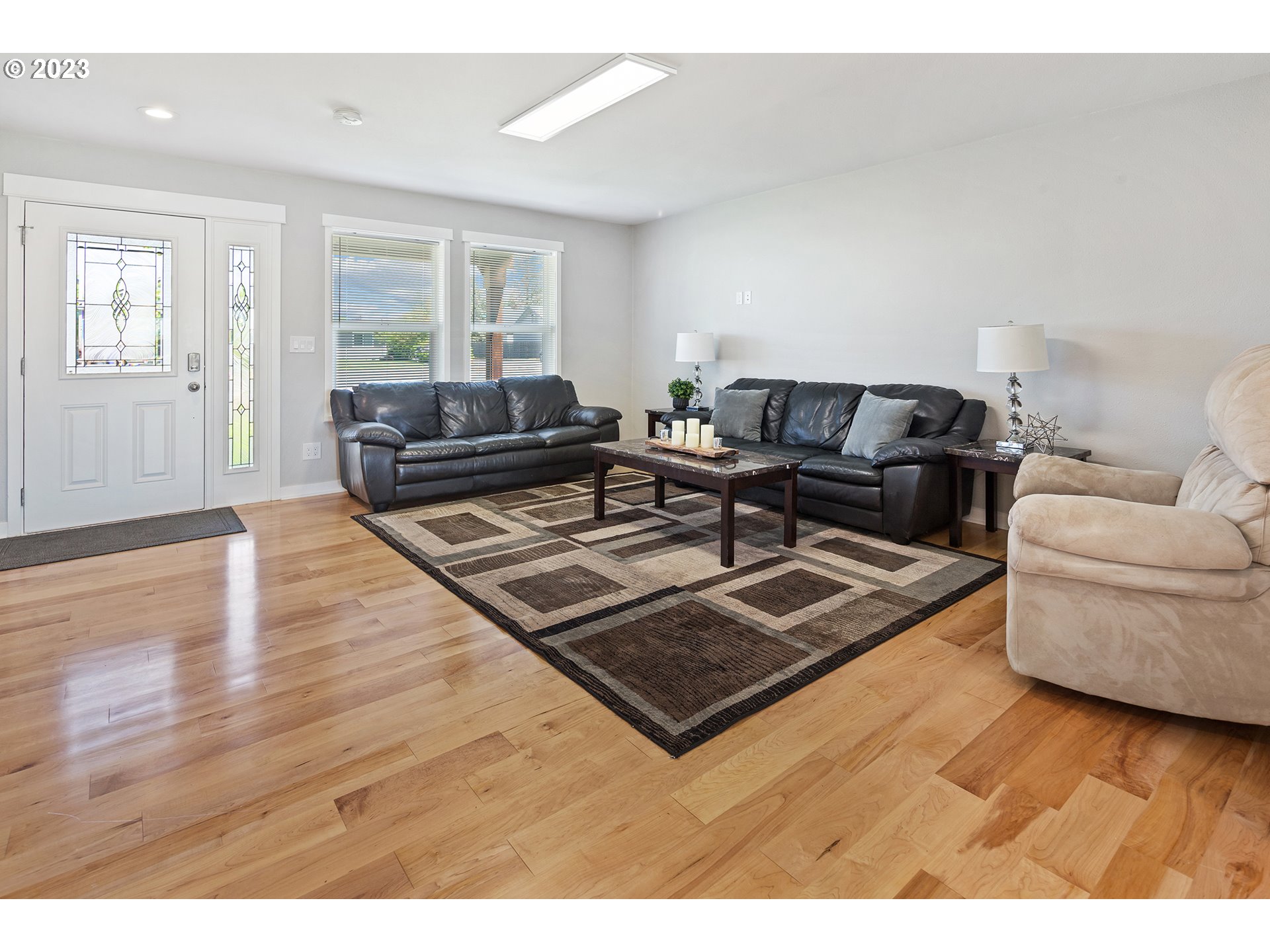 906 Toliver Road Molalla, OR 97038 - Photo 2 of 39 a living room with furniture and wooden floor