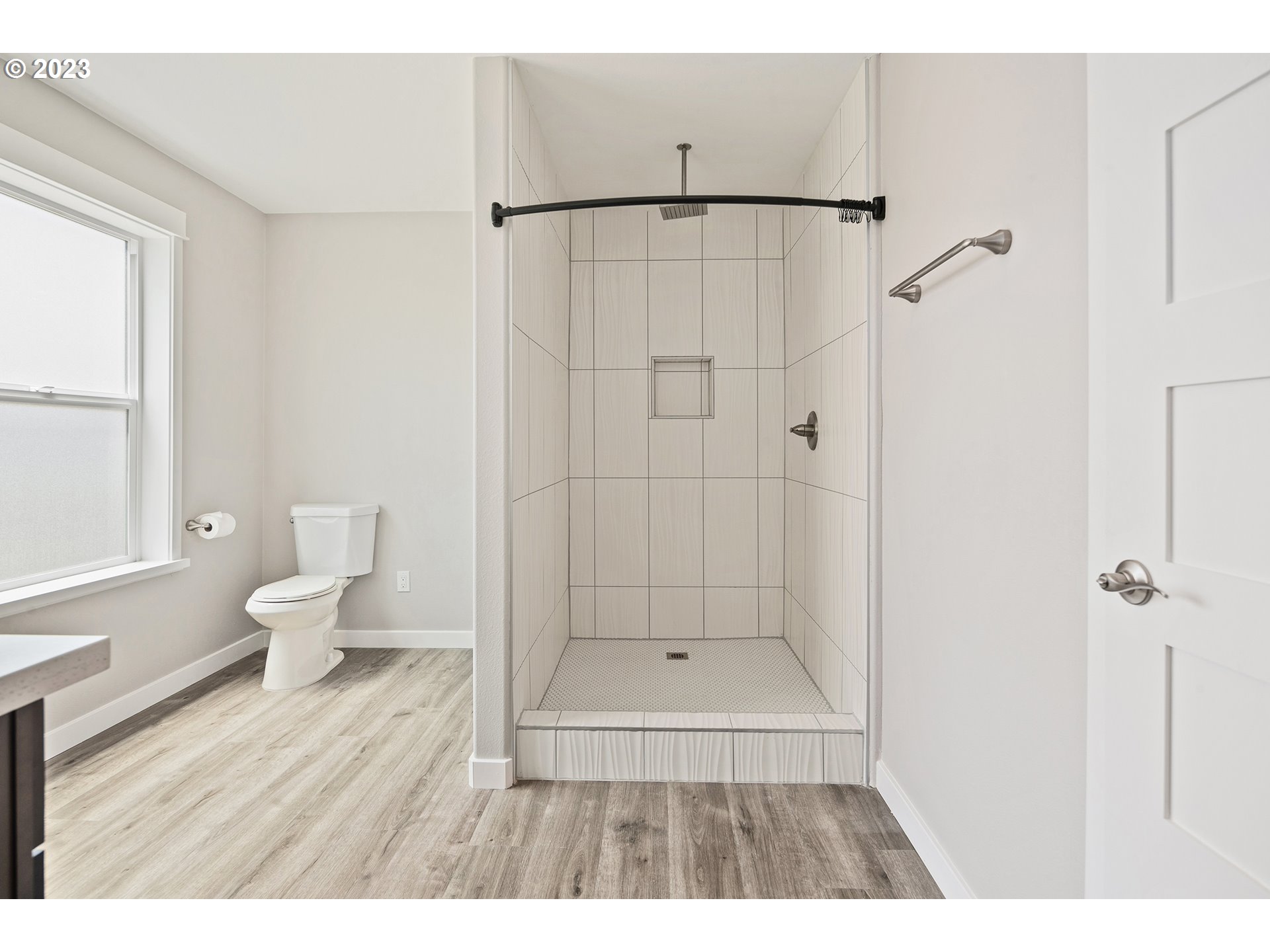 906 Toliver Road Molalla, OR 97038 - Photo 23 of 39 a bathroom with a shower