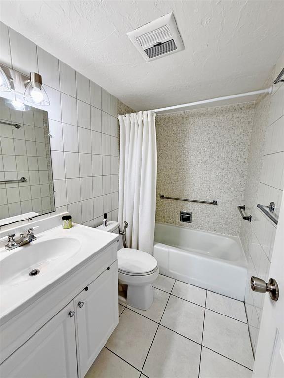 2350 Northeast 14th Street Causeway, Unit 108 Pompano Beach, FL 33062 - Photo 22 of 38 a bathroom with a sink mirror toilet and bathtub